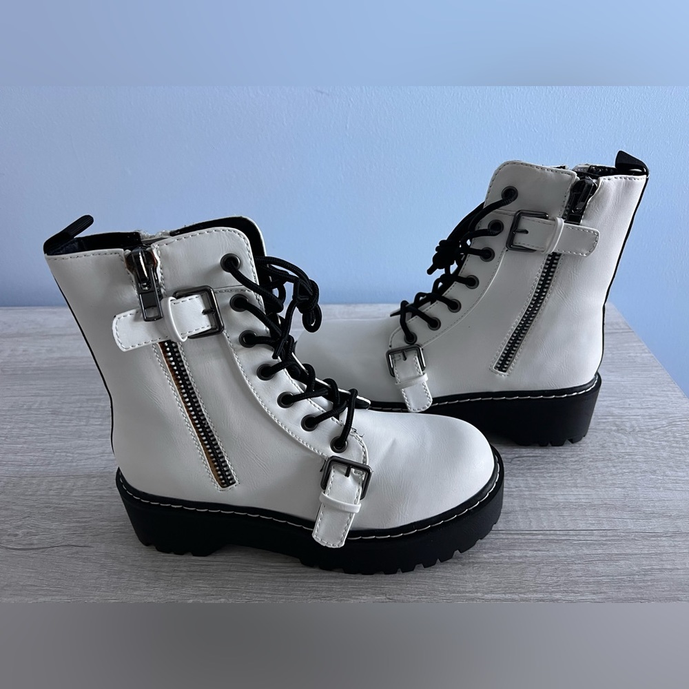 Wild Pair Women’s White & Black Arielle Double Zipper Ankle Boots Size 5.5